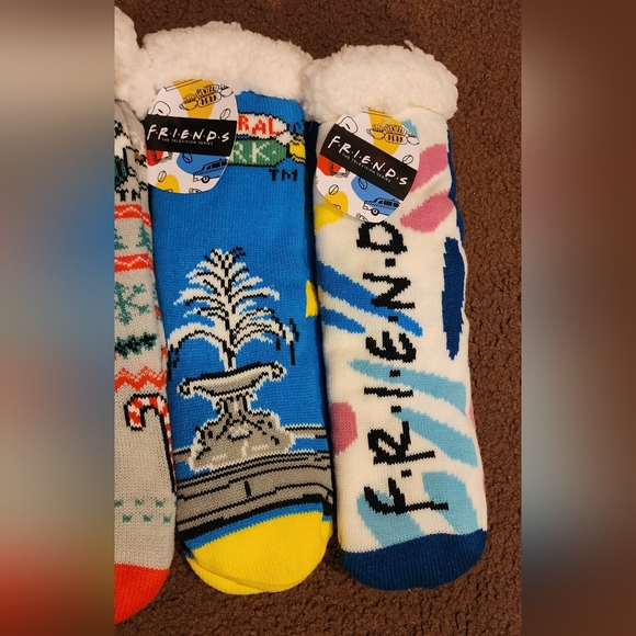 Friends TV Show Sherpa Slipper Socks Adult One Size Lot of 4 Pairs - Picture 3 of 3